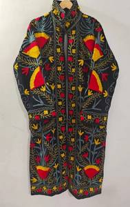 Manteau long en velours noir fait main sur mesure, avec broderie appliquée de fleurs rouges et jaunes, style vintage bohème, vente en gros - Product Image 4