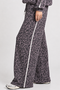 Pantalones deportivos suaves de pierna ancha con estampado de leopardo en grafito para mujer, pantalones deportivos transpirables de moda casual con rayas blancas para mujer - Product Image 3