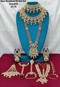 Parure de collier ras-du-cou et boucles d'oreilles de mariée traditionnelles indiennes en cristal plaqué or rose de haute qualité, avec pierres précieuses lourdes et Maang Tik pour mariage - Product Image 2