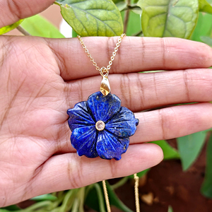 Colgante de flor tallado a mano en lapislázuli natural con cristal transparente CZ, cadena de latón chapada en oro de 18k, collar llamativo para mujer. - Product Image 2