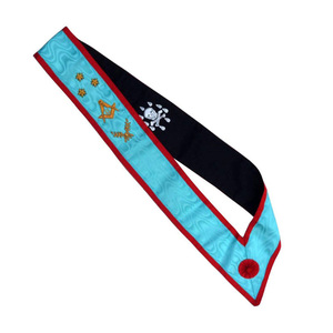 Écharpe de cérémonie maçonnique en satin bleu et noir avec bordure rouge, design brodé personnalisé, pour tenue de cérémonie - Product Image 1