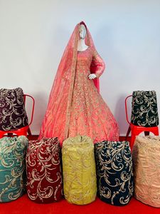 Robe longue ethnique indienne Anarkali pour adultes vêtements de fête pour femmes avec filet brodé Dupatta déguisement fabriqué à partir de filet - Product Image 2