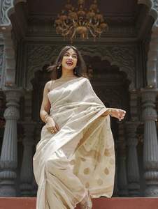 Collection de Saris Traditionnels en Lin Tissé Fantaisie pour Femmes, Saris Zari Tissés, Disponibles en Gros pour Toutes les Saisons - Product Image 4