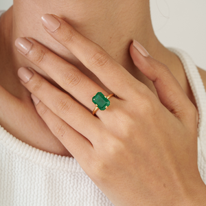 Fabricante Mayorista de Anillos de Compromiso de Oro Amarillo de 18K Hechos a Mano con Esmeralda de Una Sola Piedra, Joyería de Última Tendencia - Product Image 2