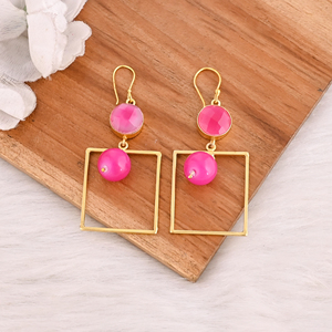 Boucles d'oreilles en laiton plaqué or avec pierre précieuse calcédoine fuchsia naturelle, sertissage clos, bijoux faits à la main pour femmes, lot de 10 paires en gros - Product Image 2