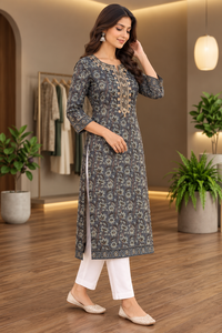Rafraîchissez votre garde-robe estivale quotidienne avec cette kurta formelle pour femme en coton bleu uni, conçue pour un mélange parfait. - Product Image 6