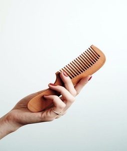 Peine de madera de bambú ecológico de dientes anchos personalizado al por mayor, barato, de f s i - Product Image 3