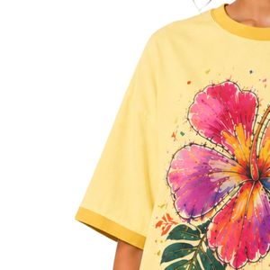 เสื้อยืดโอเวอร์ไซส์สีเหลืองพาสเทลสำหรับผู้หญิง พิมพ์ลายดอกชบาสีสันสดใส เสื้อยืดลำลองผ้าฝ้ายสำหรับฤดูร้อน รับผลิตตามสั่ง (OEM) ขายส่ง - Product Image 3