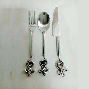 Juego de cubiertos con mango en forma de llave y acabado plateado, perfecto para cenas en casa, fiestas temáticas, decoración de cafeterías y presentación creativa de mesa. - Product Image 6