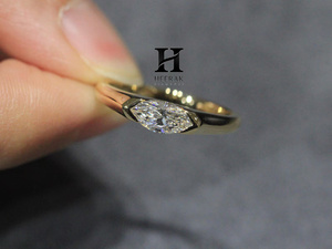 Anillo de compromiso minimalista de oro de 14K con diamante de laboratorio de corte marquesa de lujo oriental-oeste, engaste de bisel, joyería solitaria moderna - Product Image 4