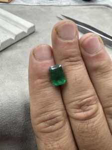 Émeraude zambienne naturelle vert vif 3,54 carats, taille émeraude, pierre précieuse verte non montée pour la création de bijoux - Product Image 2