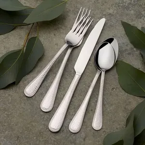 Juego de cubiertos de acero inoxidable duradero con tenedor, cuchara y cuchillo para una presentación elegante en la mesa de comedor. - Product Image 6