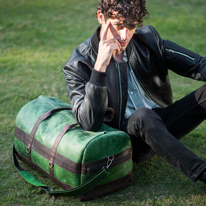 Sac de voyage en cuir vert avec sangles noires, grande capacité, sac à bandoulière décontracté pour homme - Sac de voyage en cuir vert - Product Image 1