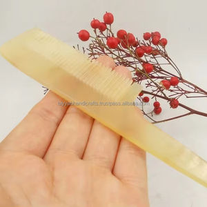Peine de cuerno redondo natural para peinar el cabello hecho de Peine de cuerno de búfalo real hecho por Tayyab Handicraft - Product Image 1