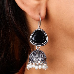 Pendientes Jhumka de Ónix Negro |   Pendientes de Plata Oxidada con Perlas |   Joyería gótica bohemia llamativa |   Regalo Hecho a Mano para Mujeres - Product Image 2