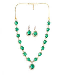 Conjunto de Collar y Pendientes con Esmeralda Colombiana en Corte Pera Chapada en Oro de 22K y Diamantes Blancos CZ, con Cadena Ajustable - Product Image 2