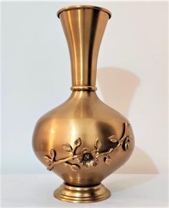 Vase à fleurs Surabhi en aluminium doré artisanal, objet décoratif en métal pour la maison, le salon, la chambre et le bureau - Product Image 3