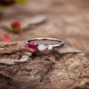 Bague de fiançailles vintage en rubis rouge et opale, alliance Art Déco en moissanite, coupe poire, 3 pierres, bague de mariée unique - Product Image 2