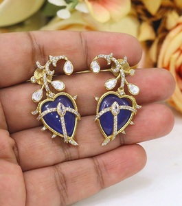 Pendientes Clásicos con Acabado Dorado y Circonitas Cúbicas con Aspecto de Piedra para Mujeres y Niñas, para Looks de Noche, para Fiestas, a la Moda - Product Image 2