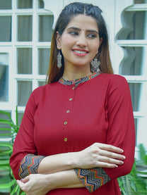 ชุดคุर्ตาทรงเอสำหรับผู้หญิง สีแดงเลือดหมู ผ้าเรยอนและผ้าฝ้ายแคมบริค พิมพ์ลายซิกแซก คอจีน แขนสามส่วน เหมาะสำหรับสวมใส่ทั่วโลก - Product Image 5