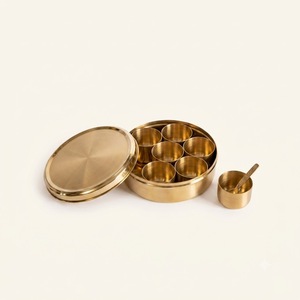 Caja de especias de latón puro con 7 compartimentos y cuchara, tradicional Masala Dabba india para almacenamiento en la cocina, ecológica y con acabado dorado. - Product Image 1