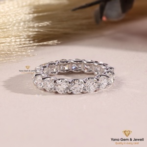 Bague en or blanc 14 carats massif pour femme, sertie de diamants ronds CVD cultivés en laboratoire, 3,50 carats au total, couleur E, clarté VVS-VS, style éternité complète - Product Image 1