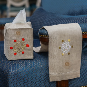 El bordado de copos de nieve con puntos rojos agrega un detalle festivo y divertido a los baños de invierno y a las fiestas. - Product Image 1