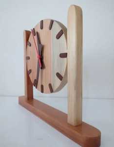 Horloge de cheminée classique avec boîtier en bois foncé, cadran rond blanc, chiffres romains, élégante et artisanale, pour la maison, le bureau ou comme cadeau - Product Image 3
