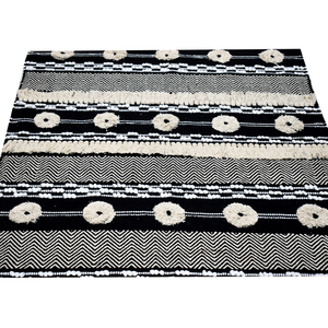 Tapis tissé à la main en laine, à poils ras, motif chevron noir et crème, avec pompons et franges, style marocain bohème - Product Image 4