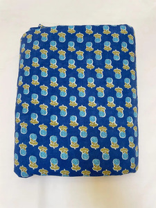 Tissu en coton léger et écologique imprimé à la main avec des motifs floraux bleus, textile indien Sanganeri pour les sacs et les cabas pour filles et garçons - Product Image 1