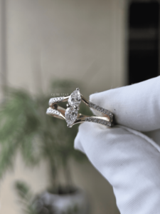 Anillo de Diamante Ovalado Cultivado en Laboratorio de 0.65 Ct, Oro de 14K, Diseño de Doble Hilera con Aro Dividido, Dos Piedras en Racimo con Engaste de Puntas, Certificado IGI, Moderno - Product Image 2
