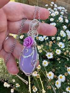 Pendentif vintage en argent sterling avec calcédoine lavande naturelle et accent floral en résine, certifié par une tierce partie, pour femmes et hommes - Product Image 3