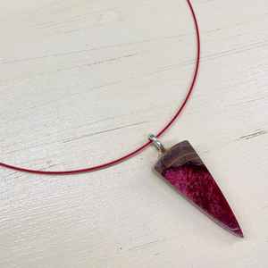 Collier pendentif pendule de radiesthésie en bois et résine naturelle, fait main - Product Image 2