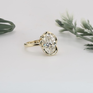 Bague de fiançailles TULSIYA JEWELS en or jaune avec diamant de laboratoire taille ovale, sertissage unique ondulé, solitaire à bord liquide, alliance fine - Product Image 1