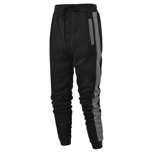 Sudadera con Capucha Personalizada Negra de Invierno con Mangas Grises, Sin Cremallera, con Cordón Ajustable, Informal, de Poliéster y Algodón, Ligera y Transpirable - Product Image 5