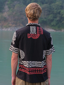 เสื้อเชิ้ตผ้าฝ้ายสีดำทำมือสำหรับผู้ชาย พร้อมลายพิมพ์บล็อกแบบดั้งเดิมและลวดลายชนเผ่าเรขาคณิต เสื้อผ้าฤดูร้อนที่ยั่งยืน - Product Image 2