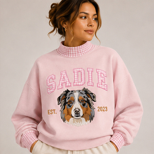 เสื้อสเวตเตอร์คอเต่าผู้หญิง Sadie สีชมพู ลายปักรูปสุนัข แขนยาว ทรงโอเวอร์ไซส์ คอเต่าปลอม สวมใส่ในฤดูใบไม้ร่วง - Product Image 1