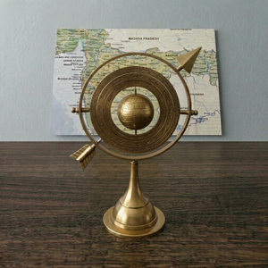 Globe armillaire céleste en laiton antique avec design de boussole à flèche, sculpture astronomique de bureau vintage - Product Image 2