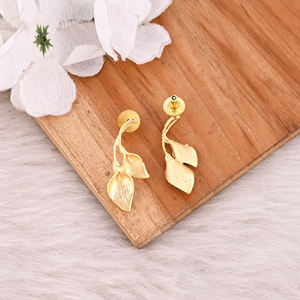 Boucles d'oreilles en laiton de créateur en gros, plaquées or, personnalisées, fantaisie, longues, en forme de feuille, parfaites pour les fêtes - Product Image 4