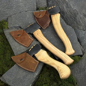 Hacha de tallado forjada a mano, hojas de acero al carbono, mangos de fresno, fundas de cuero - Product Image 3