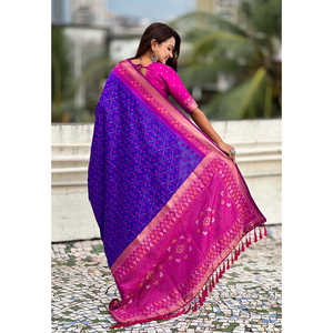 ชุดราตรีผ้าไหมเนื้อนุ่มสีม่วง ปักด้วยไหมซารีแบบแพทอลา พร้อมลายทอแบบแบนดานีที่ตัดกัน - Product Image 4