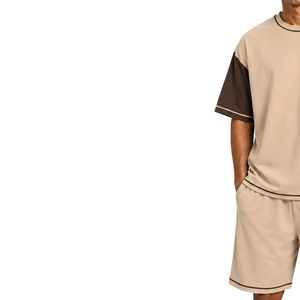 Conjunto de camiseta y pantalones cortos beige para hombre, talla grande, con mangas en contraste marrón oscuro, logotipo personalizado, cuello redondo, estilo casual urbano, venta al por mayor. - Product Image 3