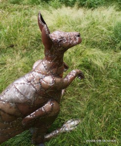 Escultura de canguro de metal para jardín - Product Image 4
