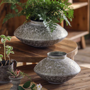 Vase à fleurs vintage en métal style côtier, pot de fleurs rustique texturé, décoration de jardin vieillie, centre de table en fer antique pour ferme - Product Image 6