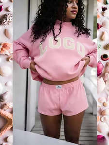 Sudadera Varsity Personalizada con Cuello Alto y Forro, con Parche Bordado y Ribete en Contraste para Invierno - Product Image 4