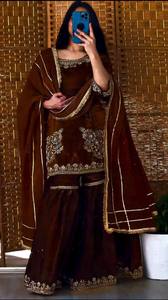 Robe de mariée longue et ample en soie brodée marron pour femme, style traditionnel indien et pakistanais - Product Image 3