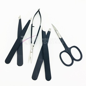 Pinza para cejas RMI High Product Silver Tip con punta inclinada de acero inoxidable, ligera, con recubrimiento en polvo negro y color plateado. - Product Image 5