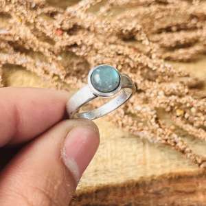 Anillo Boho de Labradorita para Mujer, Chapado en Plata, Joyería Sencilla con Banda Solitaria, Venta al por Mayor - Product Image 4
