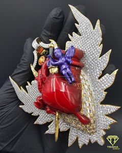 Colgante de Moda con Alas de Sagrado Corazón Totalmente Adornado con Diamantes Cultivados en Laboratorio VVS en Plata de Ley 925 - Product Image 5