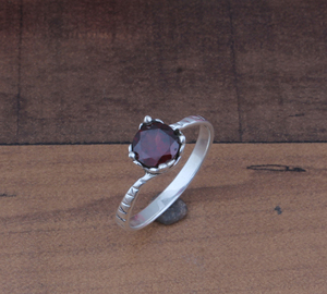 Bague solitaire classique bohème délicate en argent sterling 925 sertie de grenat rouge taille brillant, faite à la main, certifiée unisexe - Product Image 6